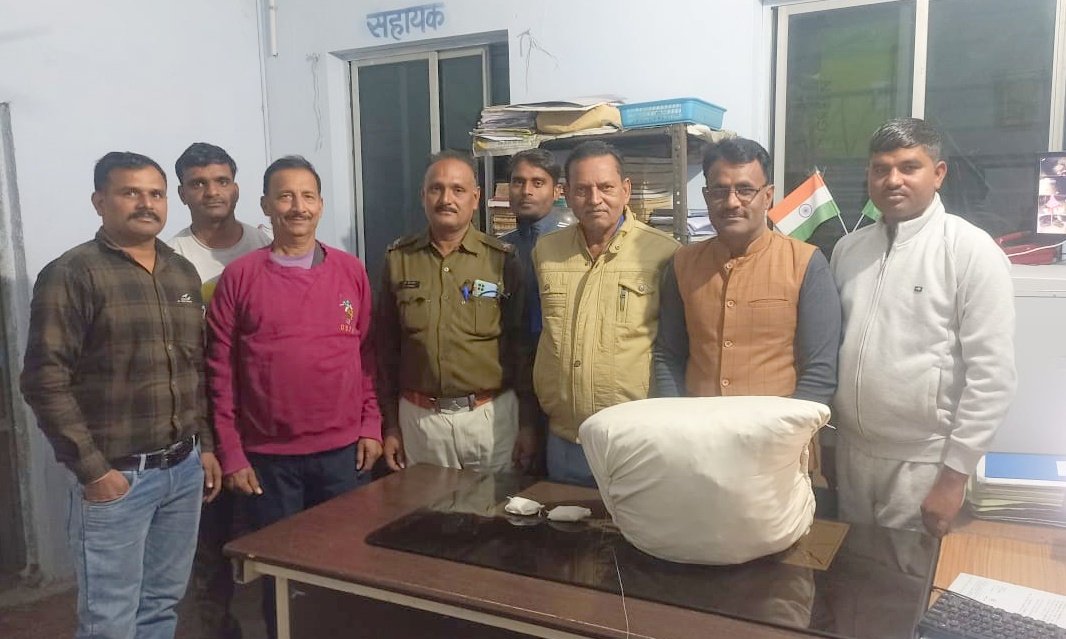 20 किलो 300 ग्राम कीमत लगभग 03 लाख 20 हजार रुपये, एक ट्रक कीमत 20 लाख रूपये।