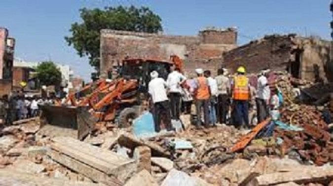 अतिक्रमण हटाते हुए