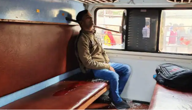 चलती ट्रेन में खिड़की का शीशा तोड़कर लोहे की सब्बल यात्री की गर्दन में घुसी