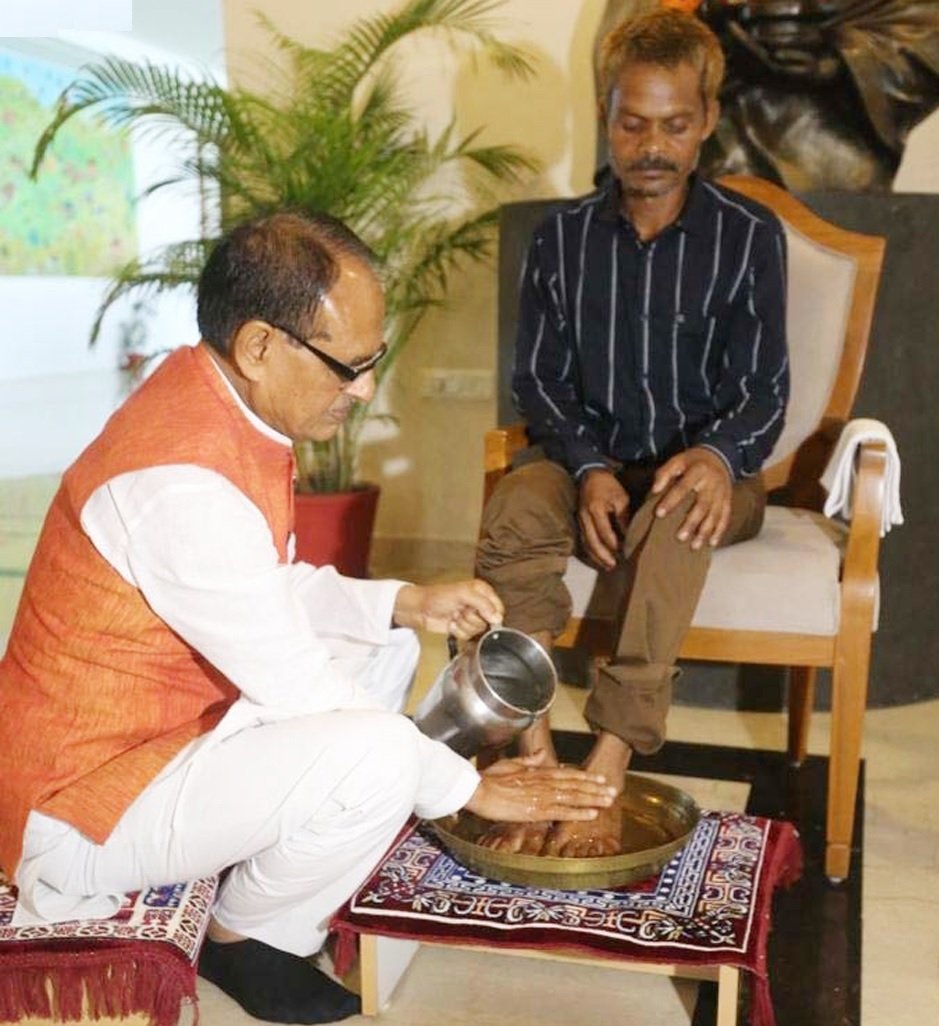 सीधी पेशाब कांड : पीडि़त दशमत रावत को "सुदामा" कहकर सीएम शिवराज ने धोए पैर