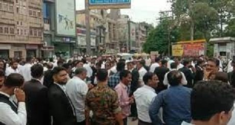 वकीलों ने प्रदर्शन कर सड़क पर किया चक्काजाम