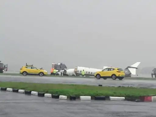 रनवे पर झटके के साथ गिरा विमान, 2 हिस्सों में टूटा