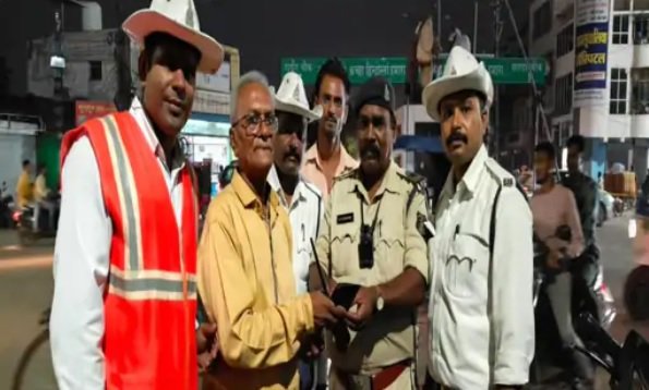 SP ट्रैफिक दोनों पुलिस कर्मियों को बुलाकर इस काम के लिए बधाई दी।