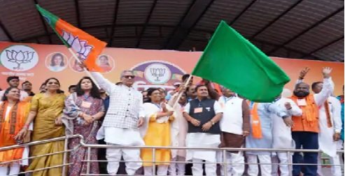 ओम माथुर ने झंडी दिखाकर दंतेवाड़ा से परिवर्तन यात्रा को रवाना किया।