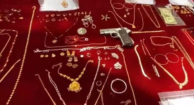 चोरों से बरामद हुई ज्वैलरी।