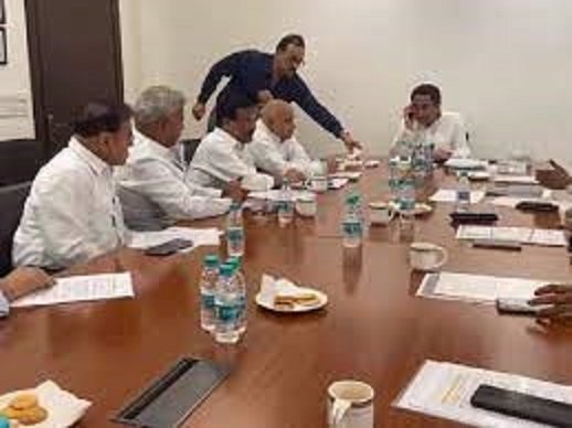 भोपाल : कमलनाथ के बंगले पर कांग्रेस चुनाव अभियान समिति की बैठक