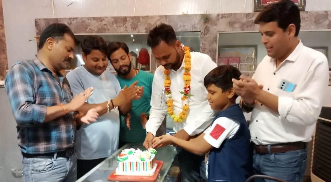 जिला सचिव शहर रितेश जैन ने समस्त कार्यकर्ताओं के साथ जन्मदिवस मनाया धूमधाम से