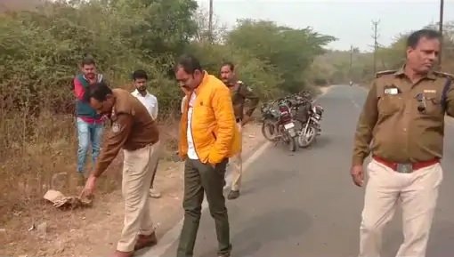 घटनास्थल पर जांच करते अधिकारी