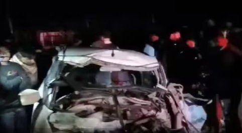 चूरू के सरदारशहर इलाके में हुए सड़क हादसे में कार के परखच्चे उड़ गए